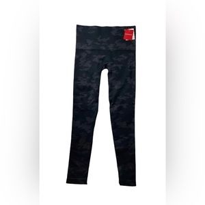 NWT Spanx Look At Me Now Leggings in Black Camo Size Small